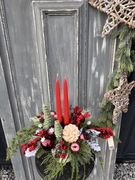 Piękna sztuczna świąteczna kompozycja na stół