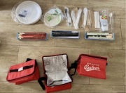 turystyczny zestaw toreb termicznych, sztućców i talerzy