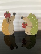 Dwie figurki drewniane jeże z jabłkami