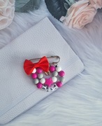 Przypinka , broszka do wózka z czerwoną kokardą