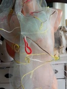 Szal apaszka 66x 170 cm w kolorze mgły z kolorowymi włóczkowymi pętelkami