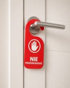 Zawieszka na drzwi NIE PRZESZKADZAĆ 3D 16x7 cm na klamkę hotel biuro praca