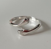 Srebrny pierścionek „Przytul mnie”, Dzień Kobiet, różne kolory