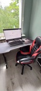 Kompuetr stacjonarny razem z monitorem i biurkiem 