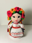 lalka ręcznie robiona na szydełku w tradycyjnym stroju