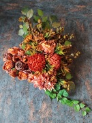 Kompozycja nagrobna na drewnianej podstawie w kształcie serca 