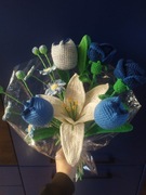 Bukiet kwiatów na szydełku niebiesko-biały