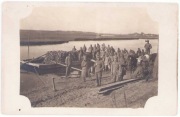 Grupa żołnierzy austriackich nad rzeką~ Barka z drewnem~ ok.1915 