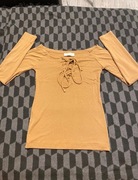 Bluzka odkrywająca ramiona z wiązaniem na dekolcie