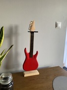 Gitara drewniana ze stojakiem ozdoba dla rockmana 