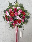 Subtelny wianek w czerwono-różowych kwiatach