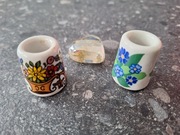 dwa małe ozdobne kufle 