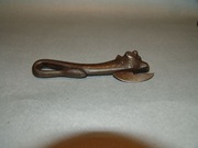 Stary przedwojenny otwieracz do puszek.