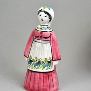 Dziewczyna w greckim stroju ludowym sygnowana wys. 20cm. poł. XXw