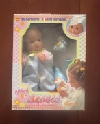 Lalka Mini Nenuco despierta bebé firmy Famosa, przedmiot kolekcjonerski.