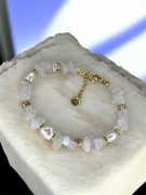 Bransoletka z białego jadeitu i perłą – elegancka, rękodzieło