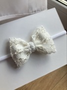 Opaska bezuciskowa kokardka koronkowa biała sesja chrzest roczek urodziny