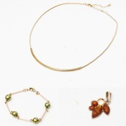 Zestaw biżuterii: naszyjnik, bransoletka z perłami i zawieszka z bursztynem