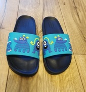 Klapki basenowe, z kosmitami, r. 30