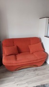 Kanapa 2-osobowa z bouclé w kolorze ceglastym – stan bardzo dobry