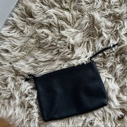 H&m czarna torebka na złotym łańcuszku elegancka na wyjście