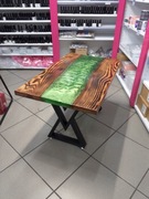 Ręcznie wykonany stolik kawowy z żywicy epoksydowej i drewna