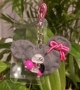 brelok szara myszka z różowymi koralikami z lupą lupa