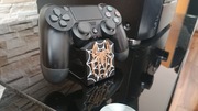 Podstawka stojak kontrolera pada PS4, PS5 Iron Man, Spiderman 