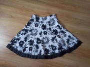 Rozkloszowana biało-czarna spódnica w kwiaty S
