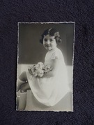 DZIEWCZYNKA Z BUKIETEM KWIATÓW STUDIO FOTOGRAFICZNE MONS BELGIA