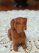 Drewniana figurka psa. 