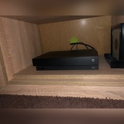 Xbox one x 1tb 2 pady GRY