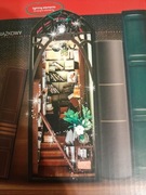 Book nook zaczarowany zakątek książkowy 3D świecące elementy