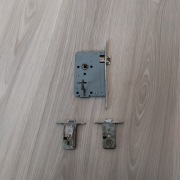 Zamek wpuszczany do drzwi na klucz + zamek bezkluczowy na klamkę