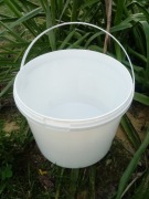 Wiadra plastikowe z przykrywkami