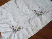 Adamaszkowy obrusik ręcznie haftowany 85x80