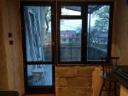 Drzwi i okna balkonowe, drewniane, solidne.