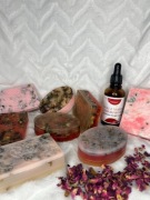 Mydło z płatkami róż i olejem z nasion dzikiej róży