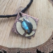 Skarabeusz talizman z labradorytem