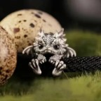 Styl vintage i klasyczny, słodka bransoletka z maleńkim smokiem ;-)