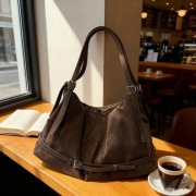 Duża torebka damska brązowa A4, miękka zamszowa, regulowana długość