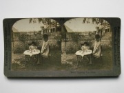 214 Fotografia stereoskopowa - dziewczynka zabawa herbatka z lalką
