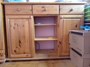 Zestaw drewnianych mebli