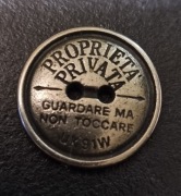 Guzik z  włoską frazą "Proprietà Privata, Guardare ma non toccare"Śr.2cm