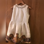 Piękna sukienka z motywem na dole 