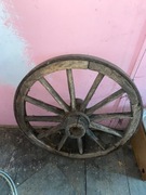 Stare koło drewniane od wozu 