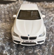 Model BMW M5 F10 (Biały) - 1:43 Otwierane Drzwi Napęd Pull-Back!