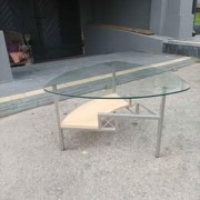 Odkryj stolik w kształcie łezki z eleganckim szklanym blatem!