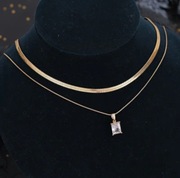 Naszyjnik o złotym odcieniu