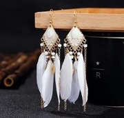 Kolczyki Boho białe długie wesele ślub pióra 